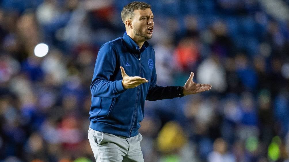 Martín Anselmi dirigiendo a Cruz Azul