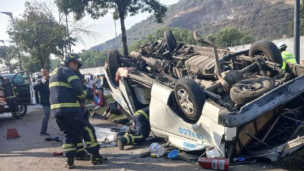 En la Calzada Ignacio Zaragoza una unidad de transporte público volcó y dejos 2 fallecidos. 