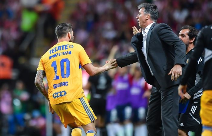 Gignac celebra con su entrenador