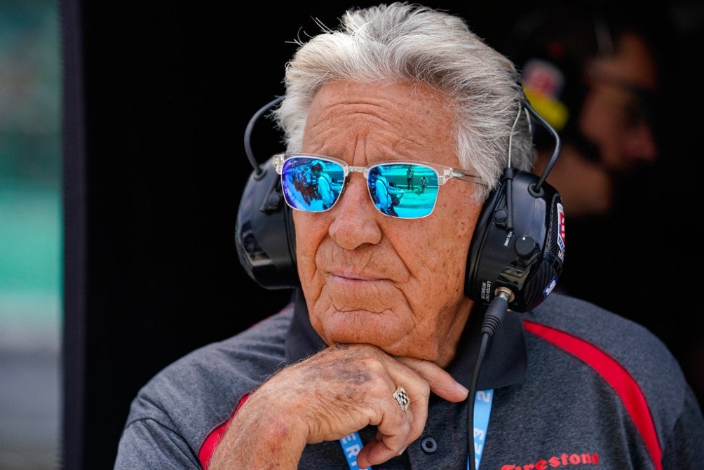 Mario Andretti ve a su nieto Marco desde el pit en Indianapolis 500