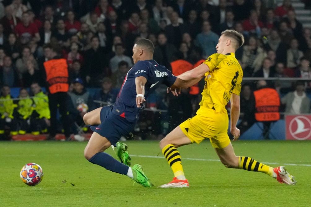 Schlotterbeck en el juego ante PSG