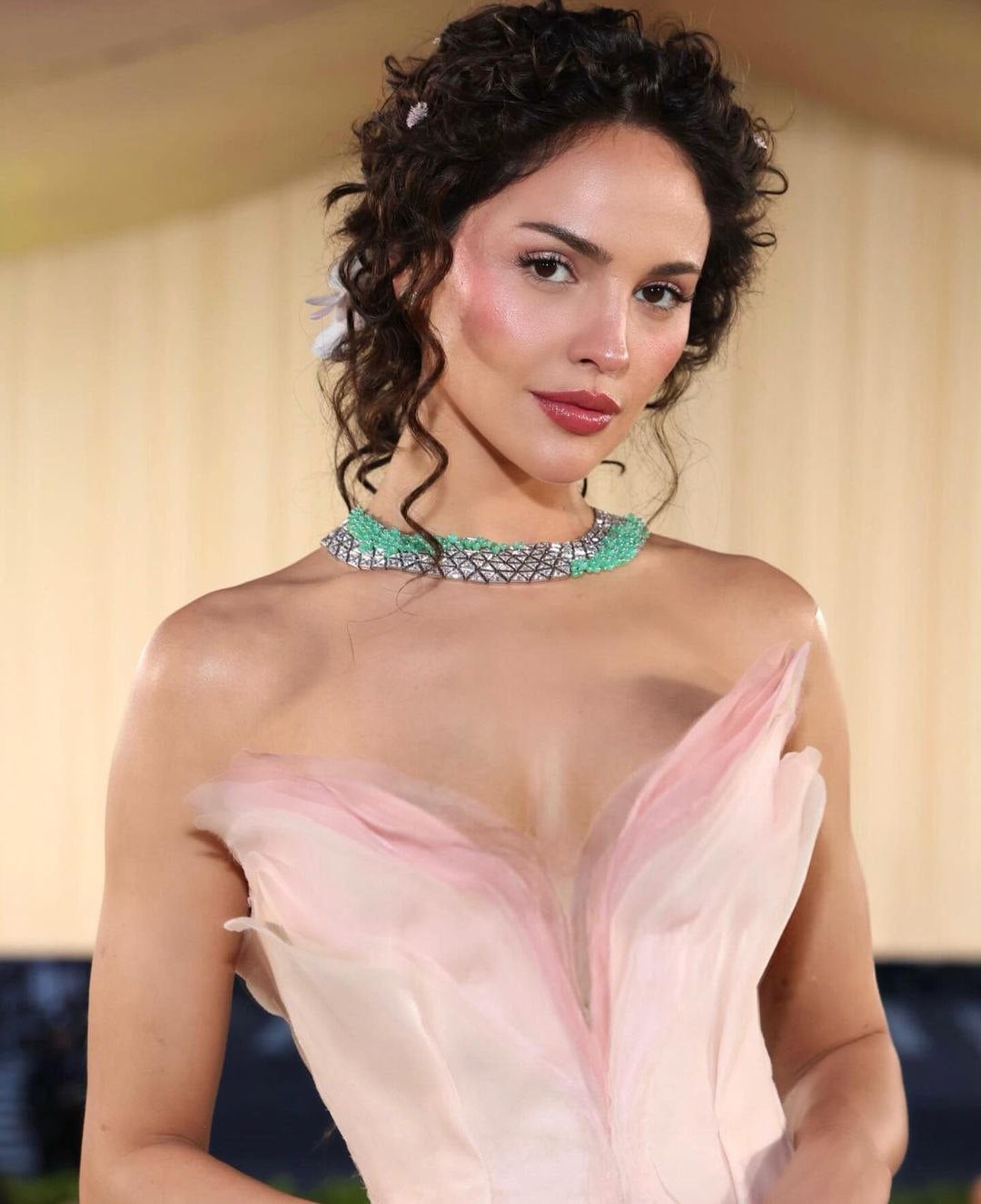 Eiza González estuvo como invitada en la Met Gala.