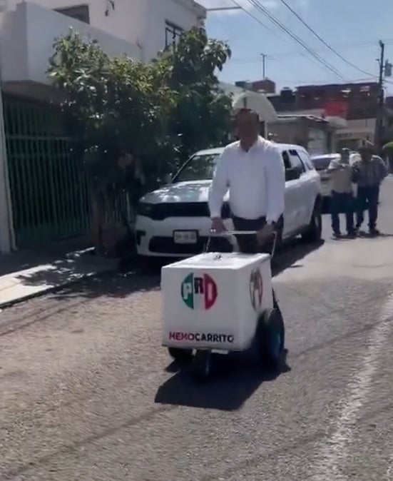 Memo Valencia llegó con su carrito de cervezas a una colonia popular.