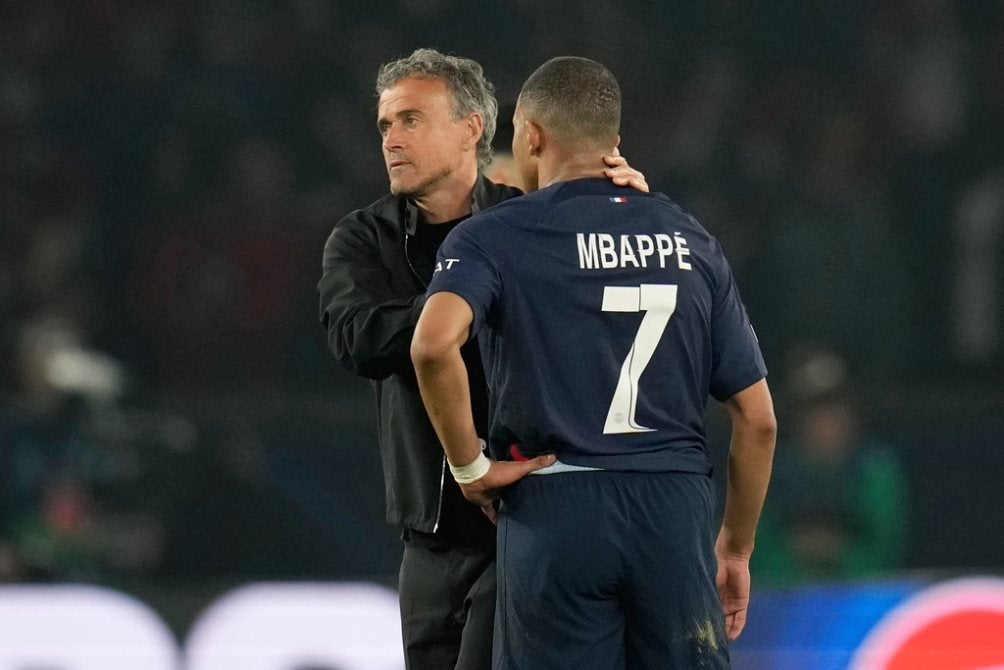 Luis Enrique y Mbappé tras la eliminación ante Borussia