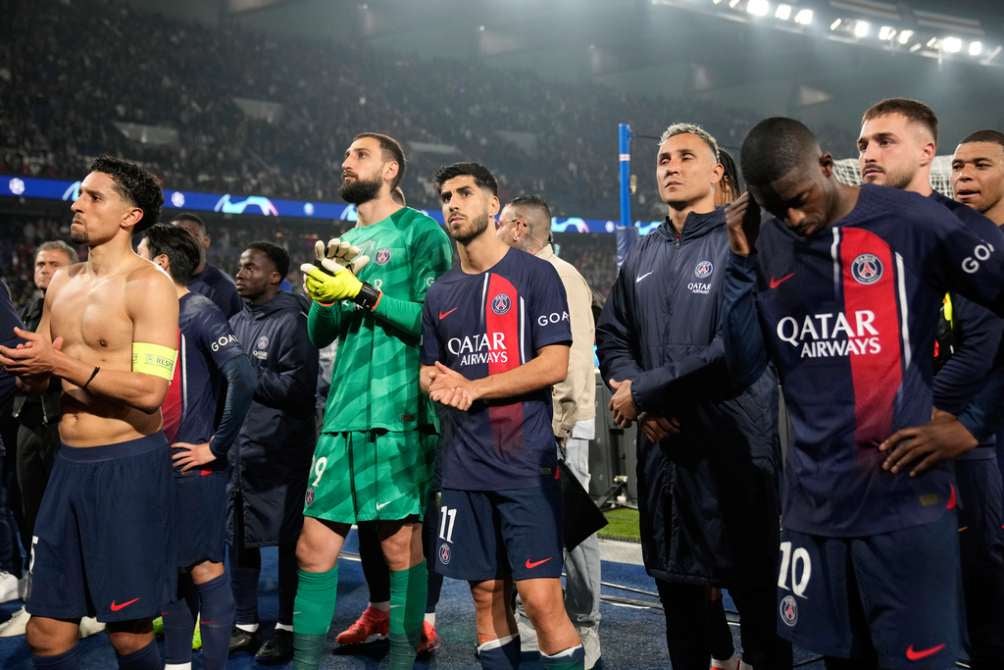 Jugadores de PSG en lamento tras la derrota ante Dortmund