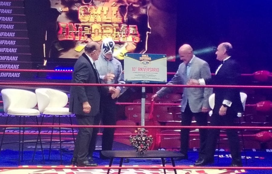 Atlantis develó placa del CMLL Informa