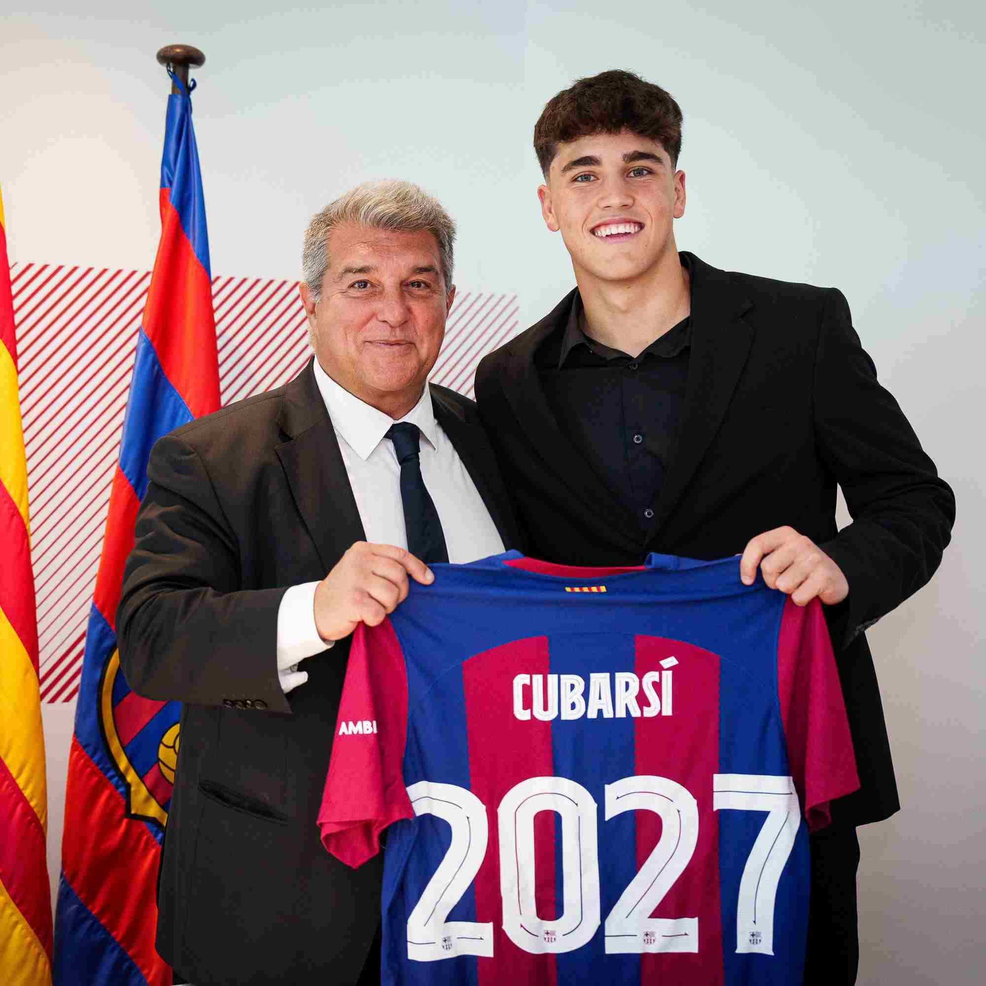 Laporta y Cubarsí tras firmar el nuuevo contrato