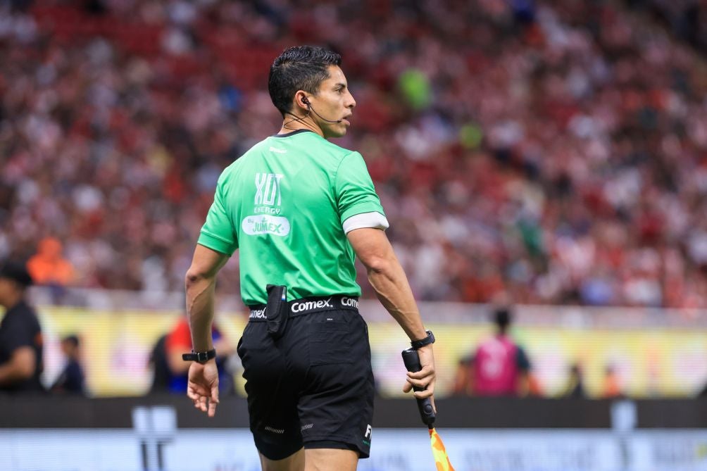 Óscar Mejía durante el partido de Chivas ante Toluca