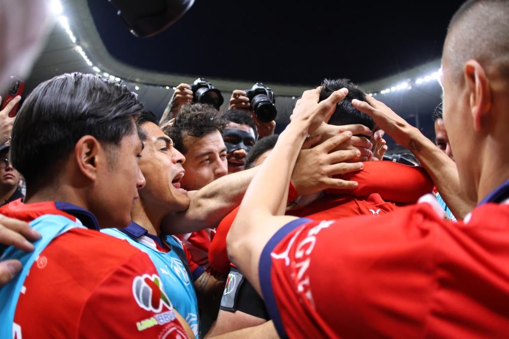 Jugadores de Chivas en celebración de gol 