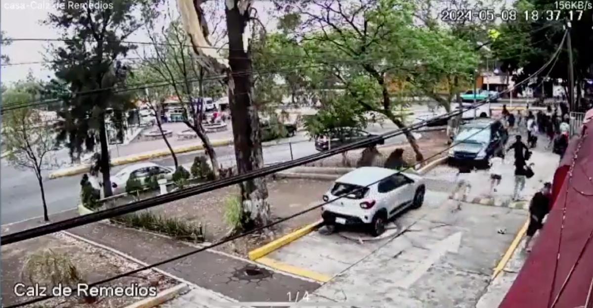 Hay video del momento de la llegada de los porros al CCH Naucalpan.