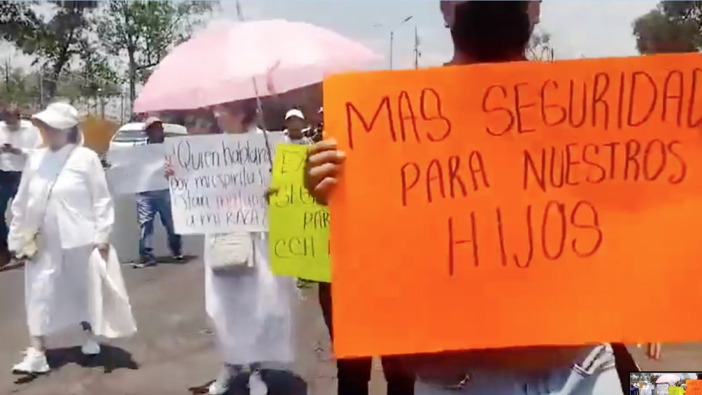 Los manifestantes hicieron una marcha pacífica afuera del colegio.