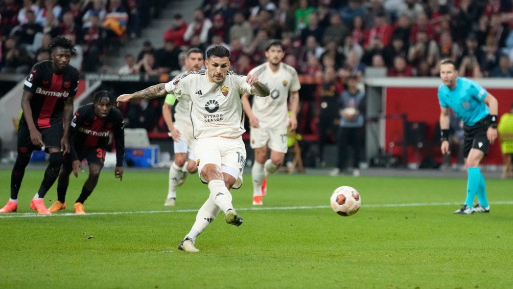 Paredes metiendo penal para la Roma