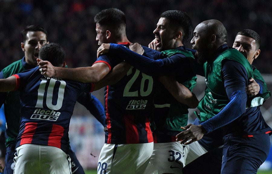 Jugadores de San Lorenzo festejan gol de Adam Bareiro