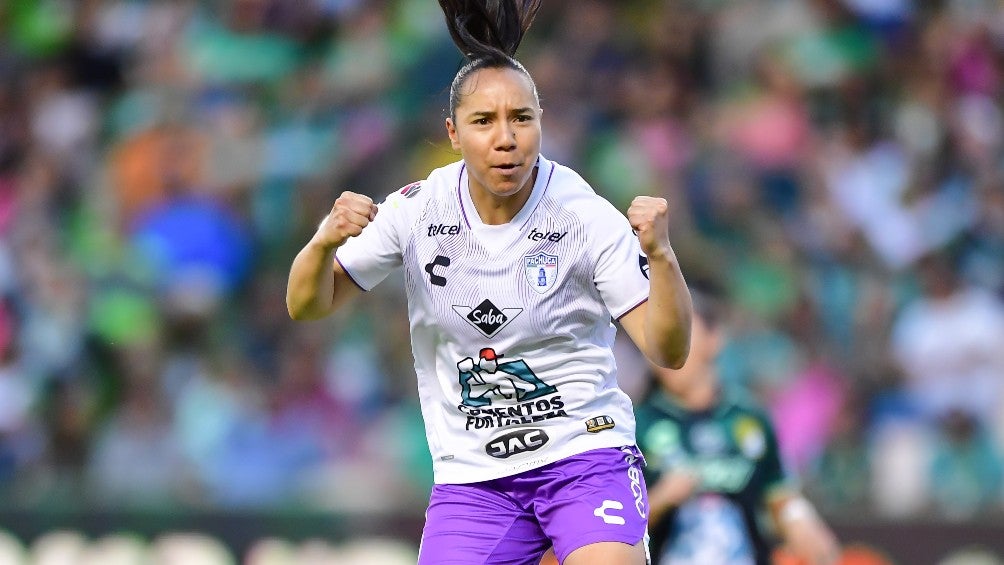 Charlyn Corral en partido con Pachuca