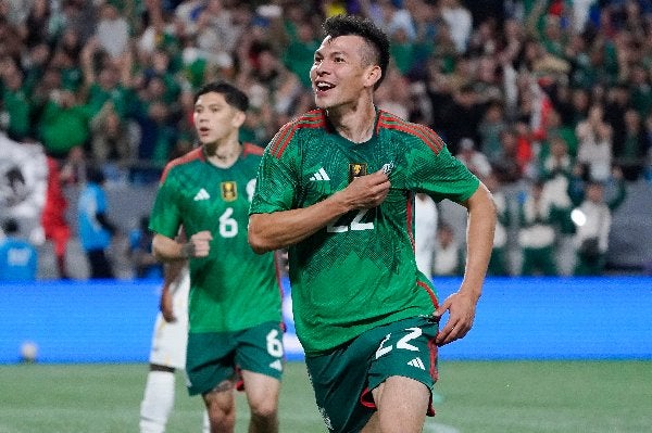 Lozano festeja un gol con México