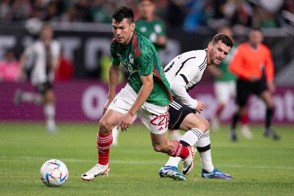 Chucky Lozano durante un partido del Tri