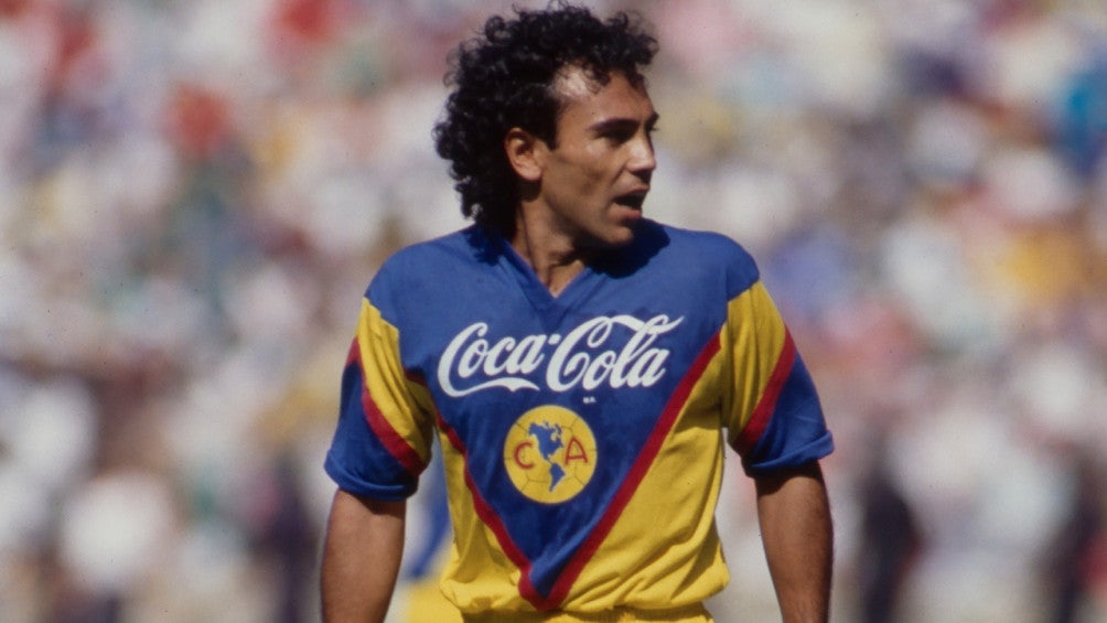 Hugo Sánchez vistiendo la camiseta del América