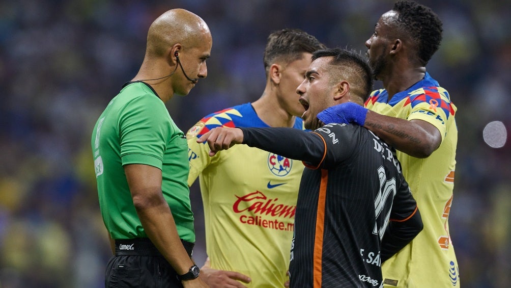 Paco Chacón arremete contra el arbitraje en el América vs Pachuca y exige dos rojas para las Águilas