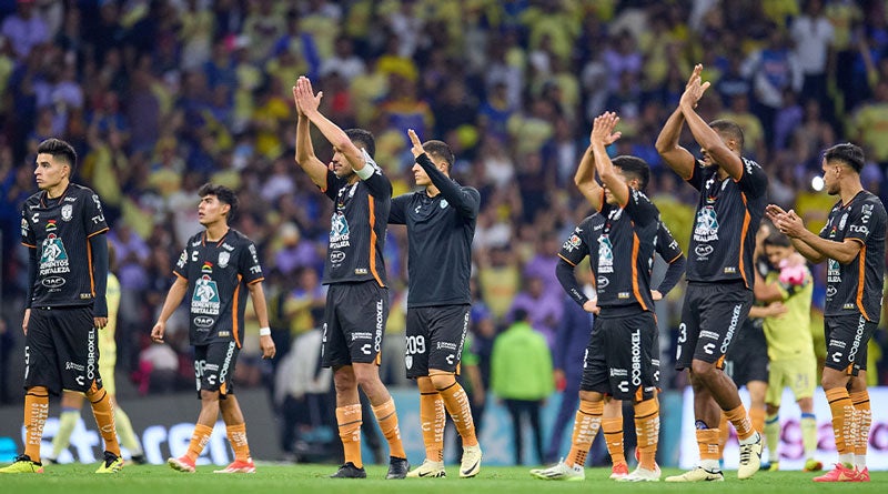 Los jugadores de Pachuca agradecen a su afición tras ser eliminados