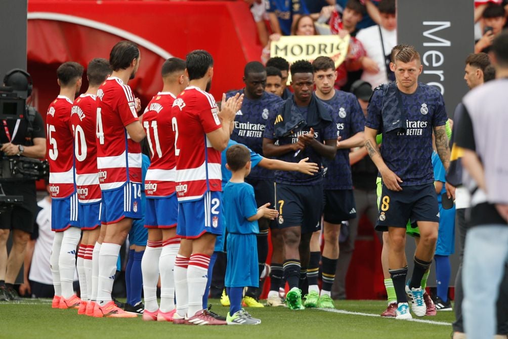 Granada hizo el pasillo a Real Madrid