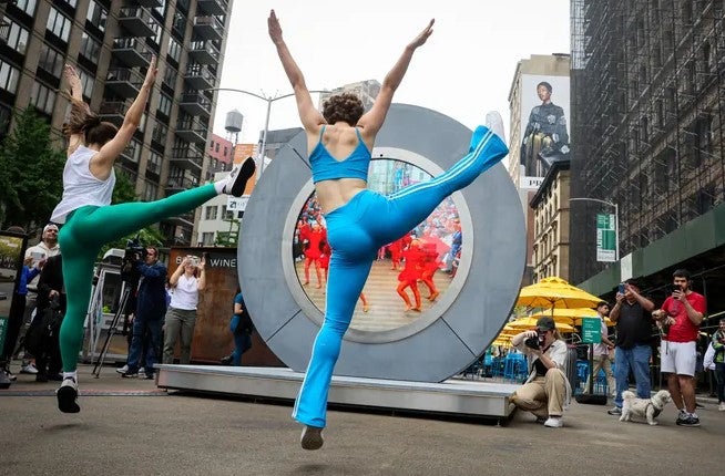 Mujeres de Nueva York bailando con personas de Dublín a través del portal