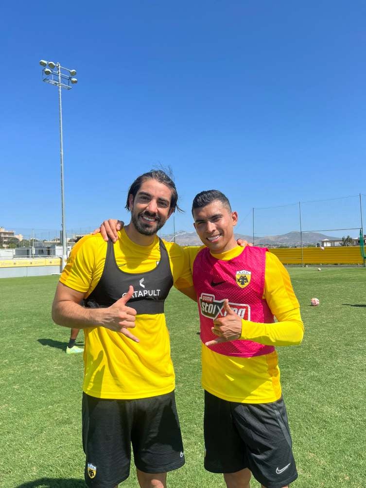 Pizarro y Pineda en entrenamiento con AEK