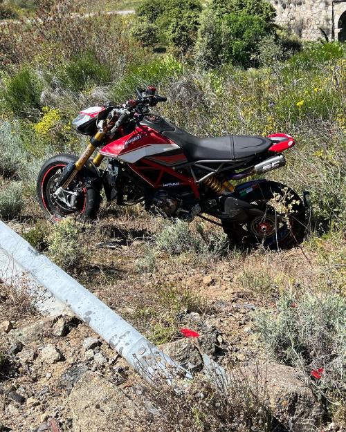 La moto parece que no sufrió gran daño a comparación de su tripulante.