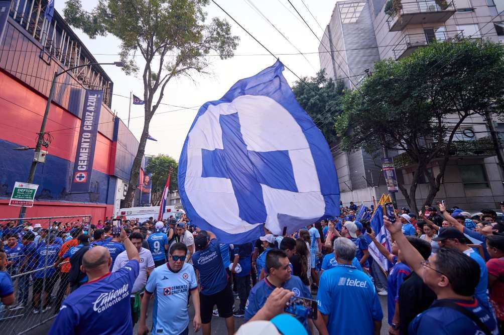 La afición celeste en las afueras del Estadio Ciudad de los Deportes