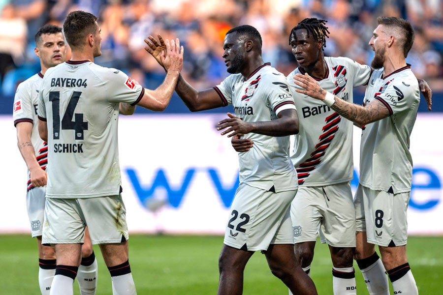 Granit Xhaka, Patrik Schick y Victor Boniface celebran con sus compañeros