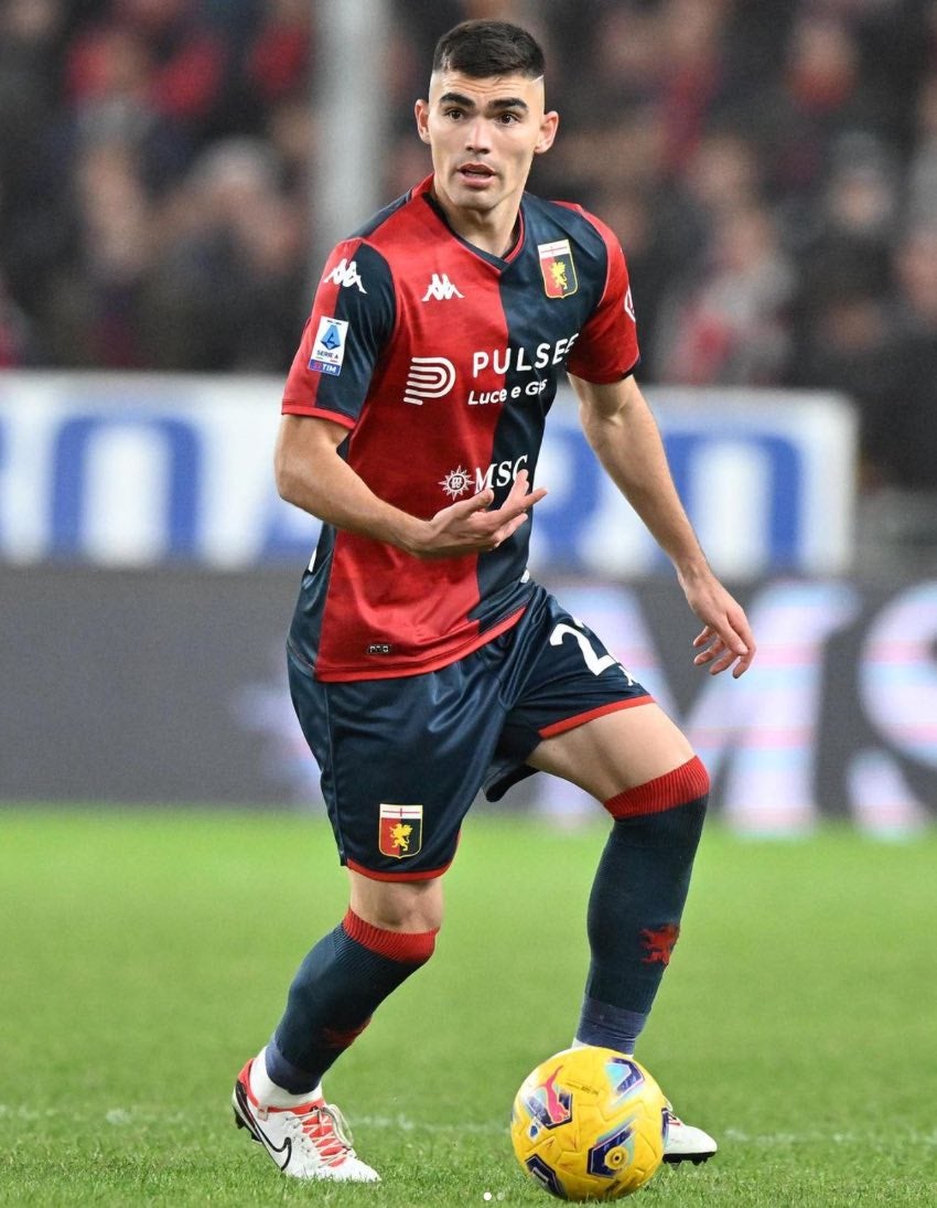 Johan Vásquez en juego con Genoa