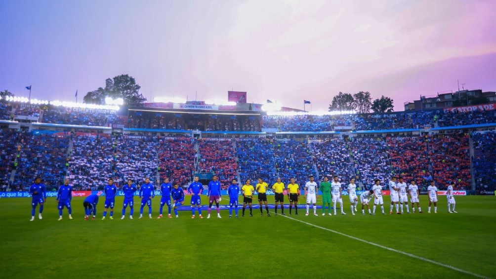 Cruz Azul fans pay tribute to Paco Villa by chanting his name after a minute of applause