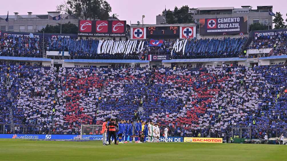 Afición de Cruz Azul que coreó el nombre de Paco Villa