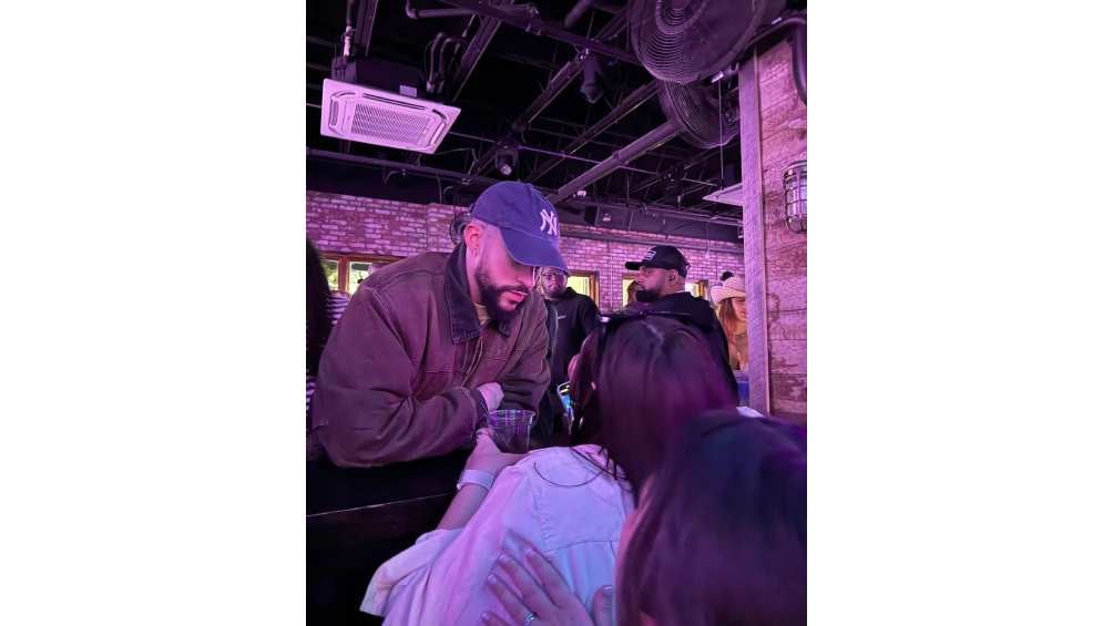 El 'Conejo malo' hasta se dio tiempo de convivir con unos fans. 