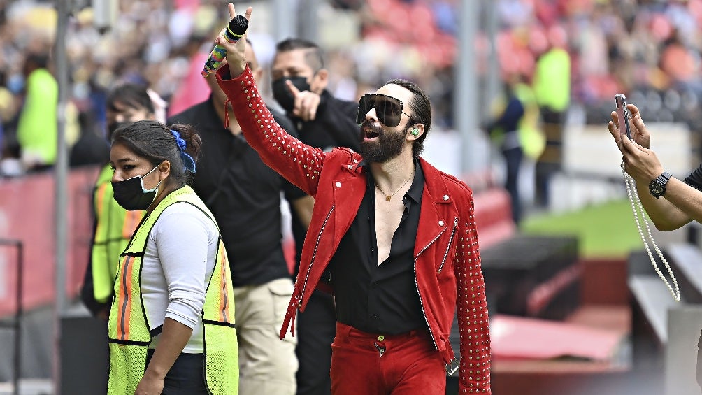 Jay de la Cueva, invitado especial de los Diablos Rojos para lanzar la primera bola vs Pericos