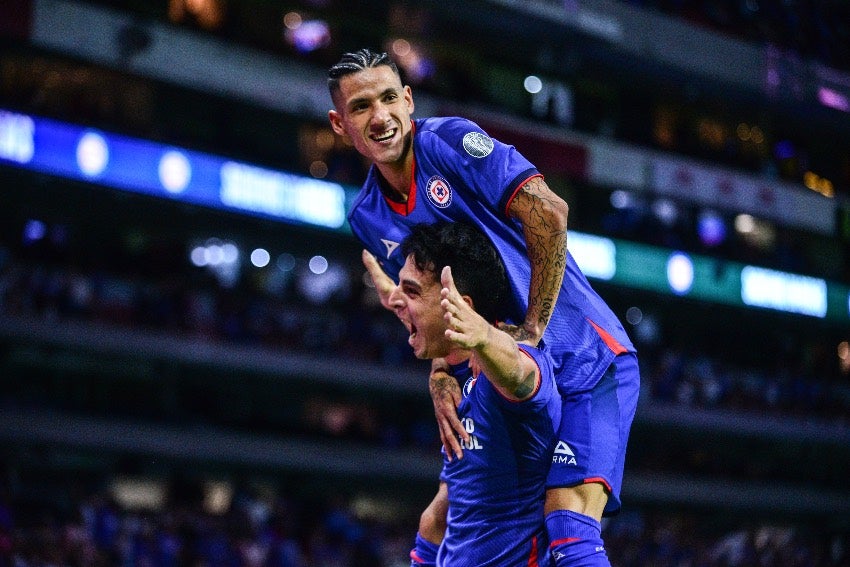 Cruz Azul en celebración de gol en el Estadio Azteca