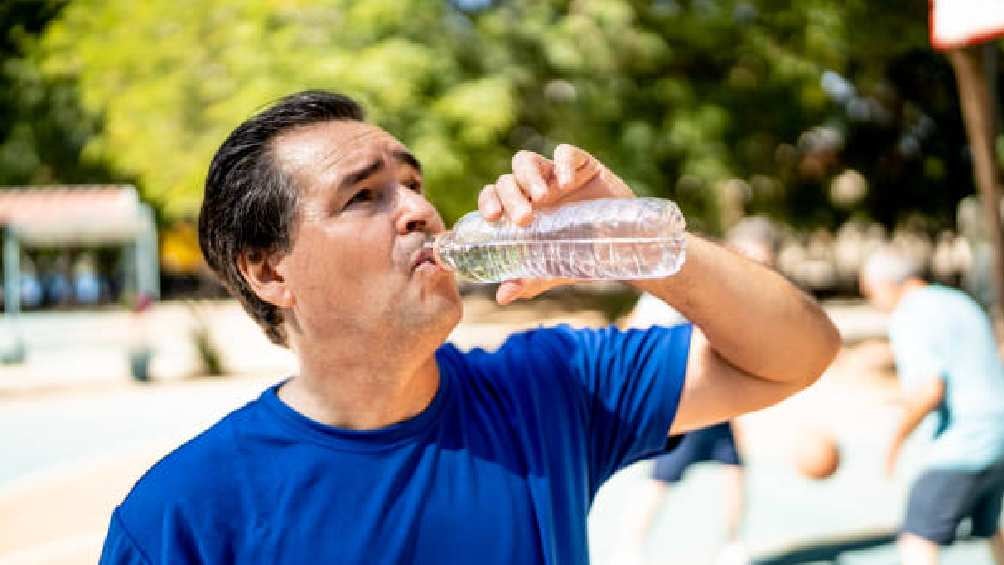 Se recomienda mantenerse hidratado para evitar golpes de calor. 