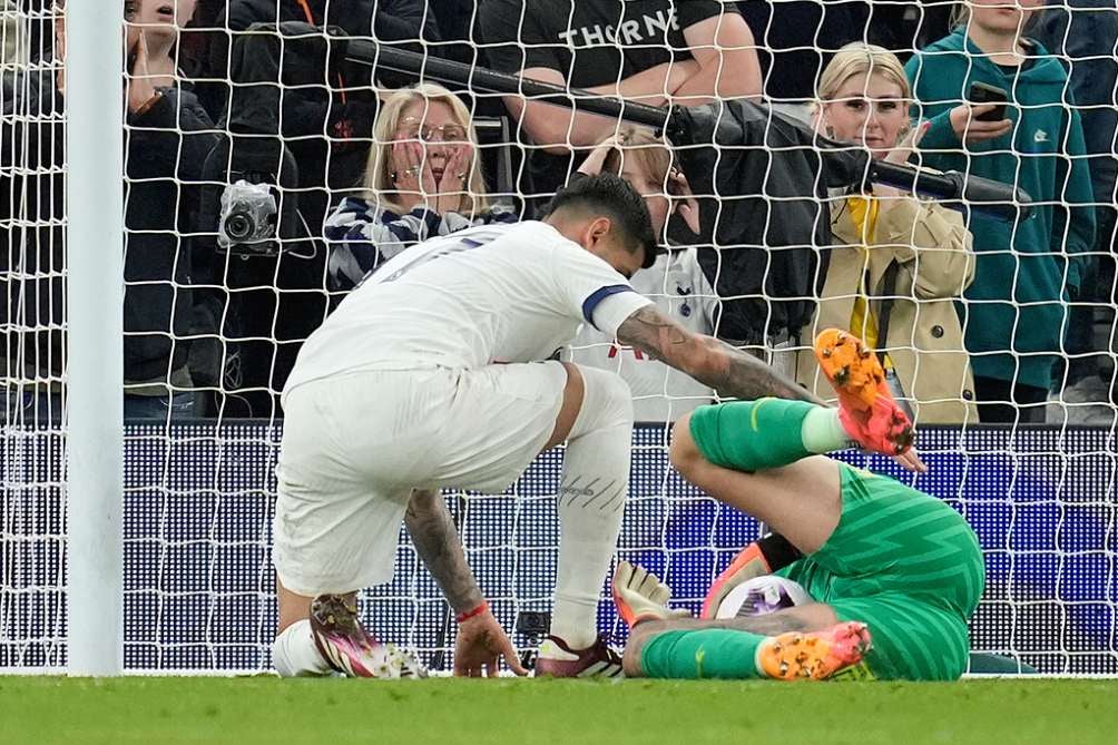 Romero atiende a Ederson tras su choque