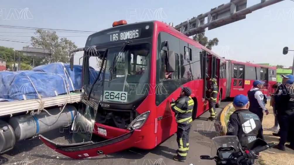 El tráiler con cemento se 'recargó' sobre la parte izquierda del camión. 