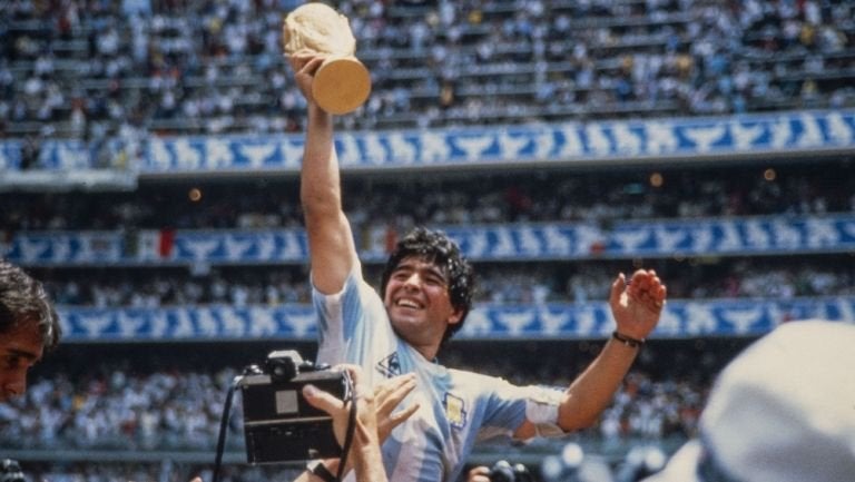 Maradona con el trofeo de México 86