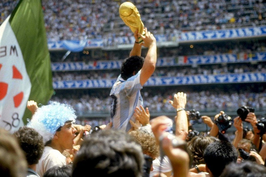 Maradona con el trofeo de México 86