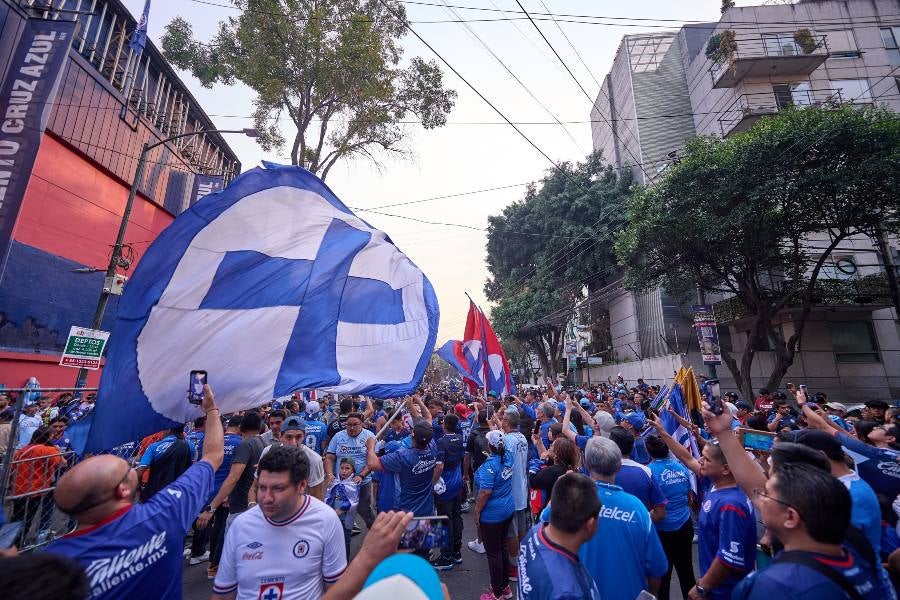 Afición de Cruz Azul entrando al estadio