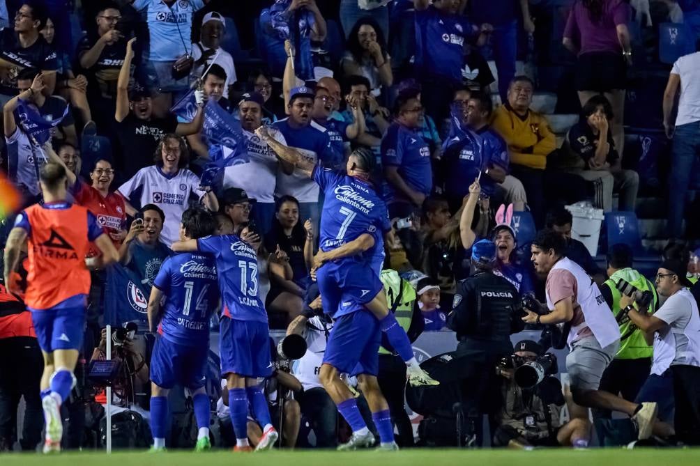 Jugadores y afición de Cruz Azul en festejo