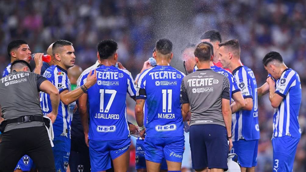 Jugadores de Rayados son 'fumigados' con agua por altas temperatura 