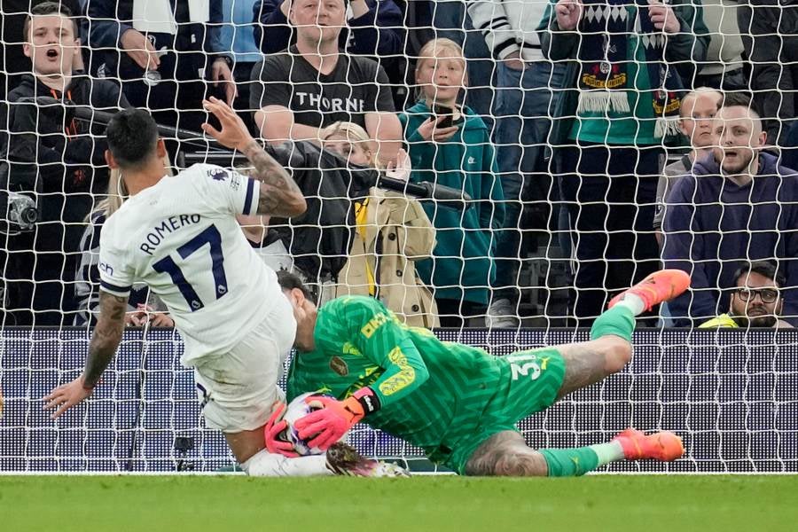 Choque entre Ederson y 'Cuti' Romero