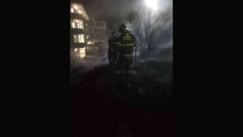 Los bomberos de la CDMX llegaron para sofocar el fuego. 