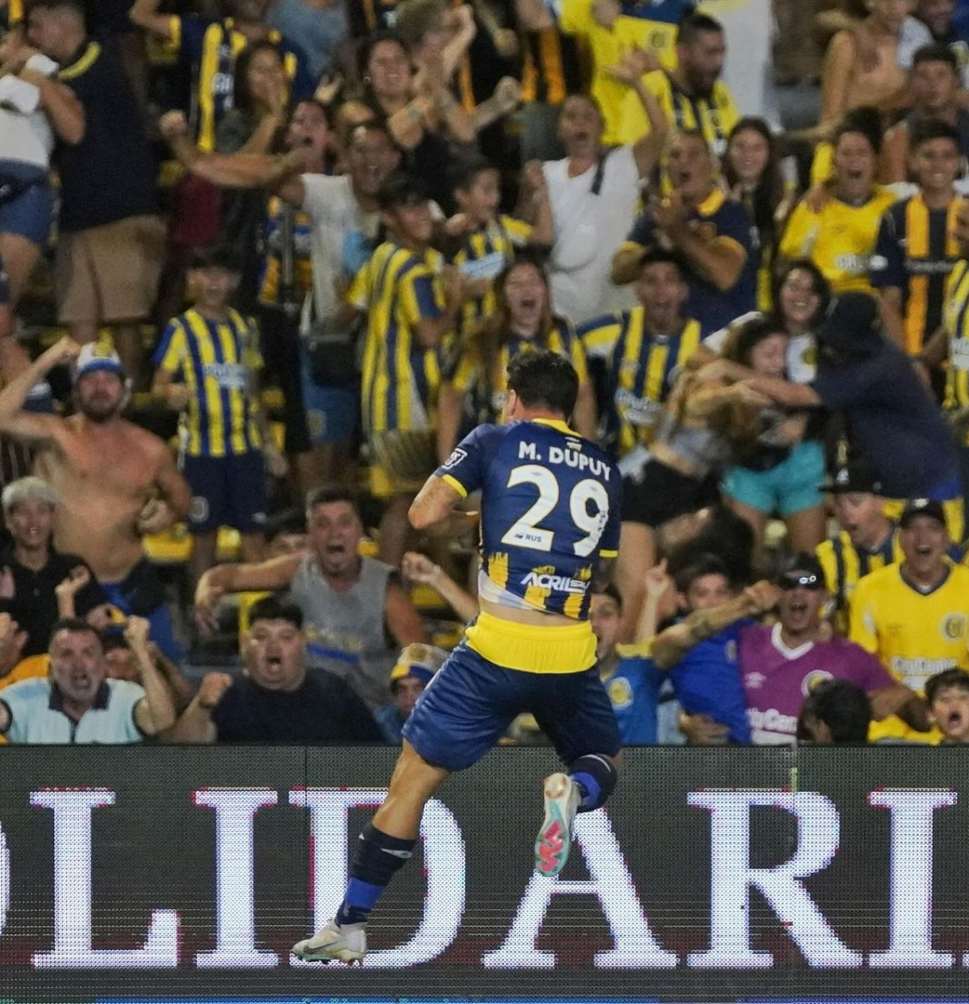 Dupuy celebrando su gol en Argentina