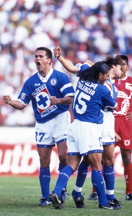 Carlos Hermosillo con el jersey de 1997