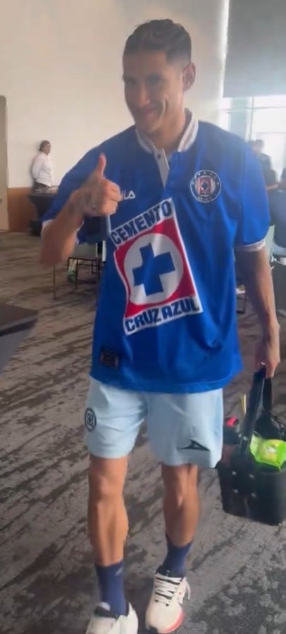 Uriel Antuna con jersey de 1997