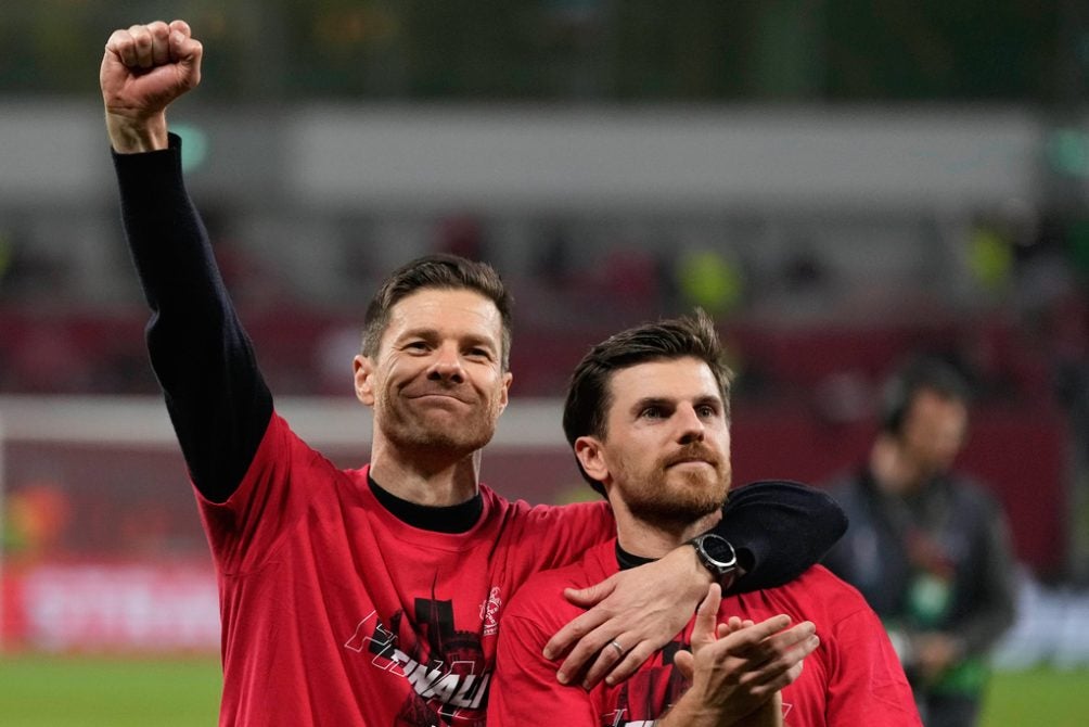 Alonso en celebración con Bayer Leverkusen