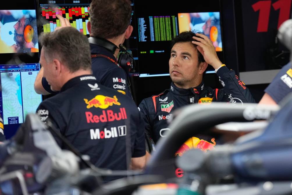 Checo en el garage de Red Bull con Hugh Bird